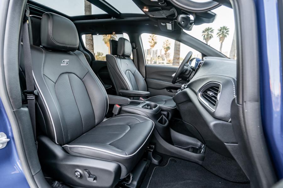 Интерьер Chrysler Pacifica Hybrid S Appearance Package (RU) 2018 года  (фото 7 из 33)